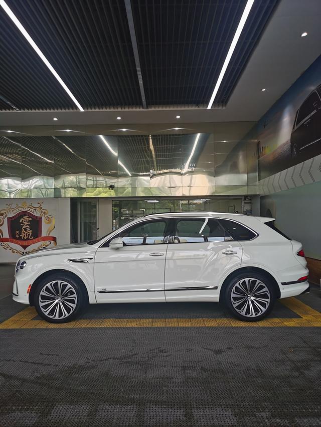 Bentley Bentayga 2022 thumb 2