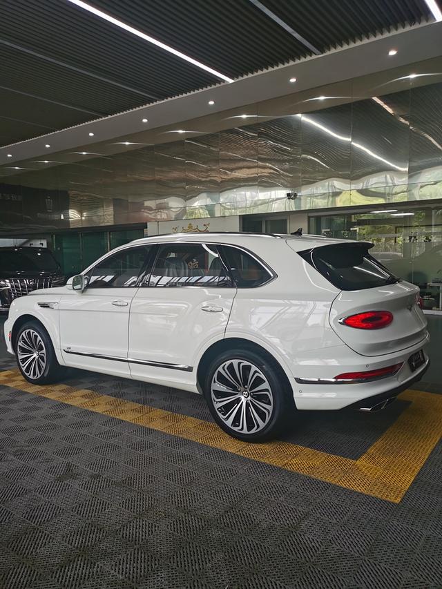 Bentley Bentayga 2022 thumb 3