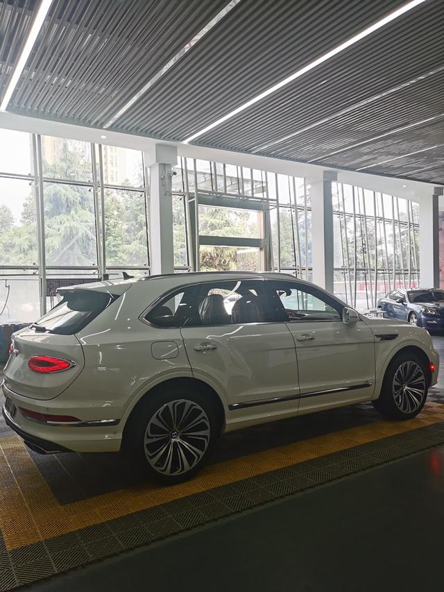 Bentley Bentayga 2022 thumb 4