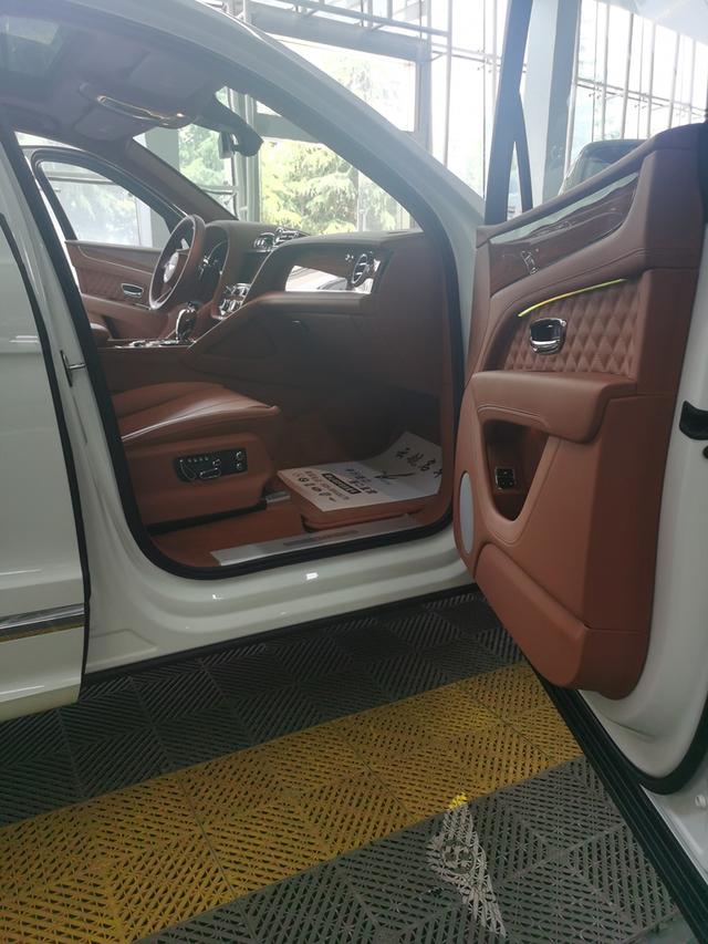 Bentley Bentayga 2022 thumb 10