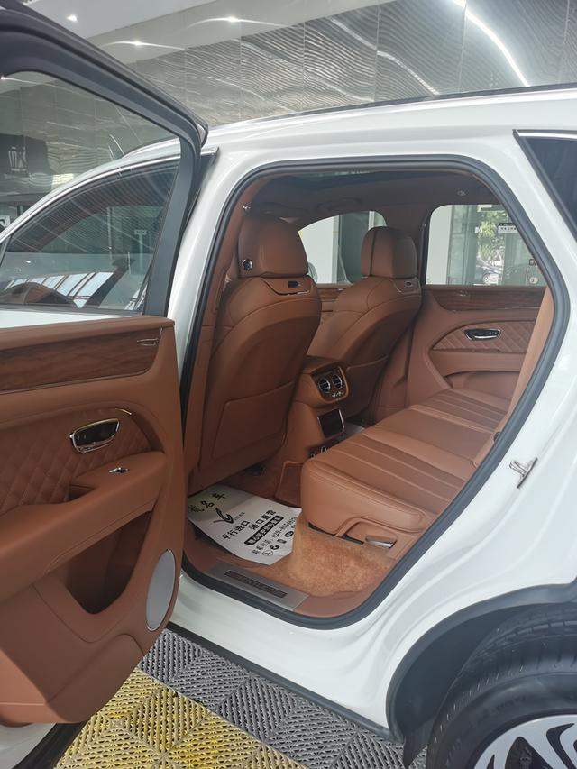 Bentley Bentayga 2022 thumb 11
