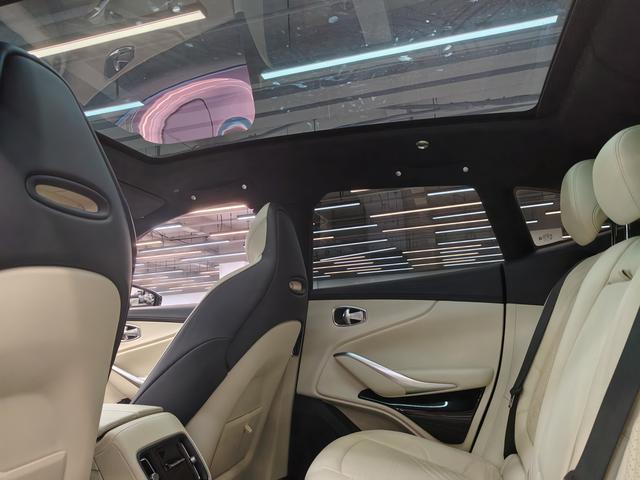 Aston Martin DBX 2022 thumb 9