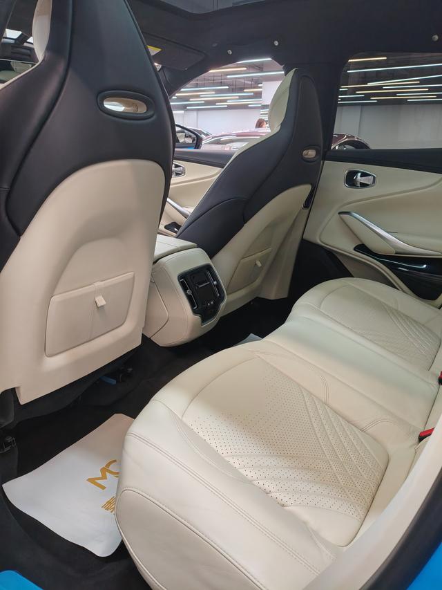 Aston Martin DBX 2022 thumb 10