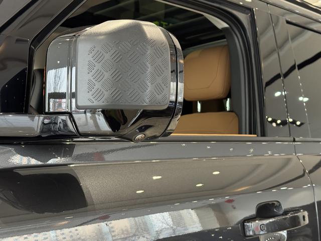 Land Rover Defender 2023 thumb 3