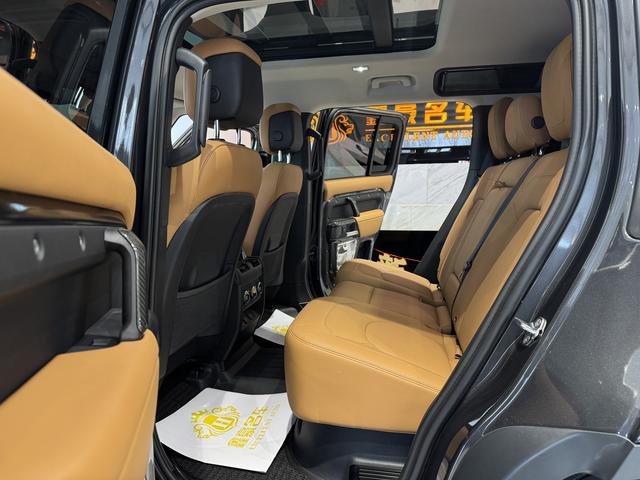 Land Rover Defender 2023 thumb 10