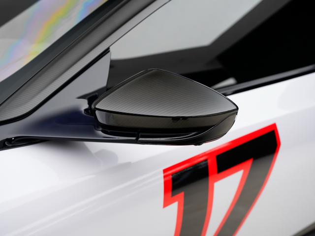 Aston Martin DBS 2019 thumb 9