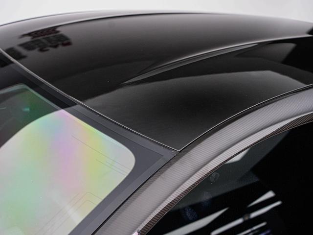 Aston Martin DBS 2019 thumb 12