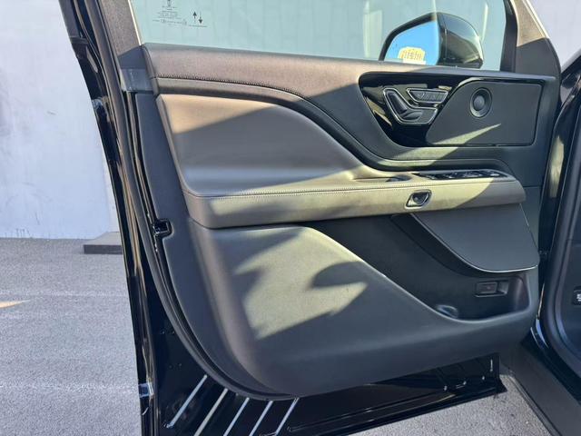 Lincoln Continental 2024 thumb 2