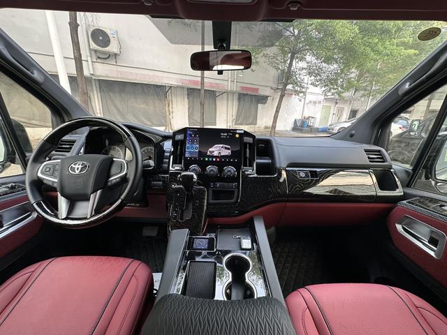 Toyota HiAce 2024 thumb 4