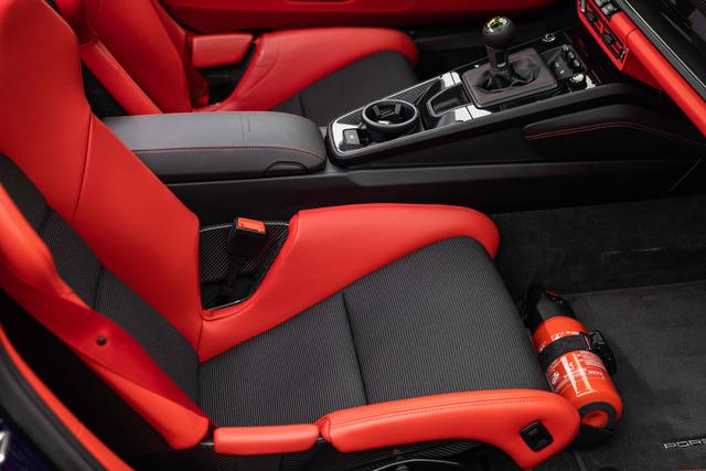 Porsche 911 2023 thumb 3
