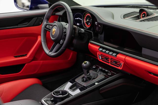 Porsche 911 2023 thumb 4