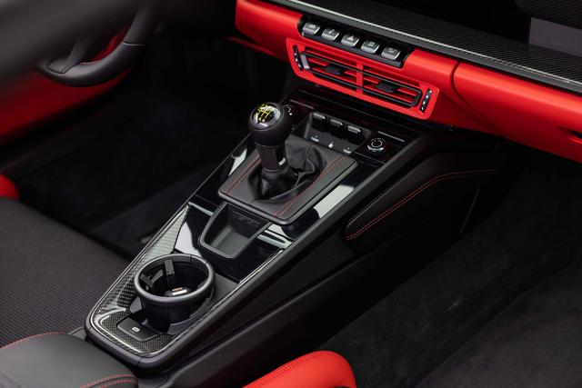 Porsche 911 2023 thumb 5