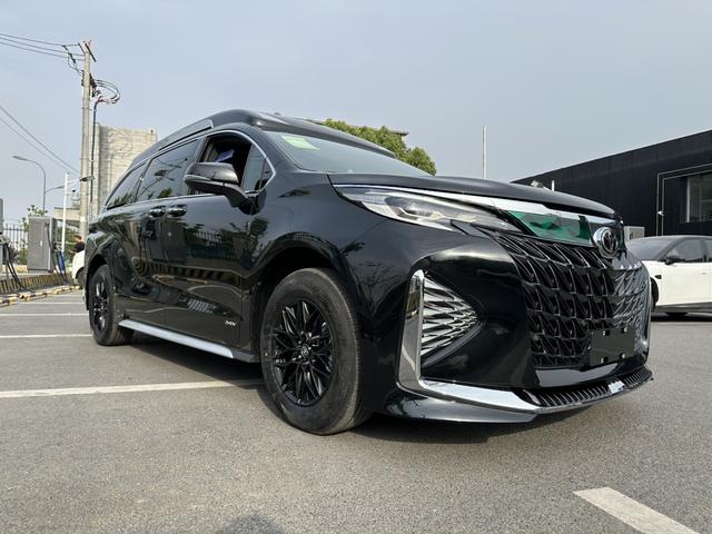 Toyota Granvia 2024 thumb 2