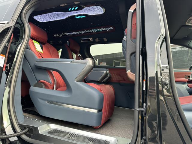 Toyota Granvia 2024 thumb 11