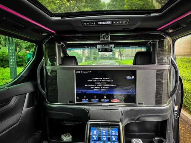 Lexus LM 2020 thumb 4
