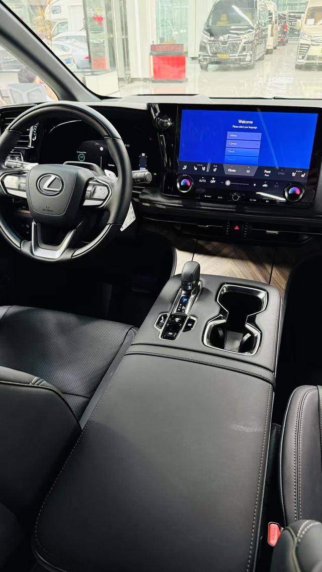 Lexus LM 2025 thumb 11