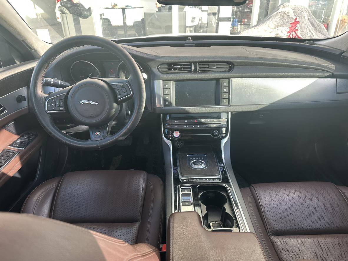 Jaguar XF 2017 thumb 5