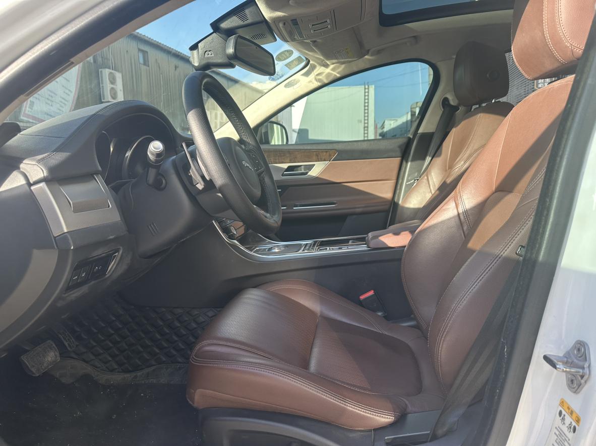 Jaguar XF 2017 thumb 6
