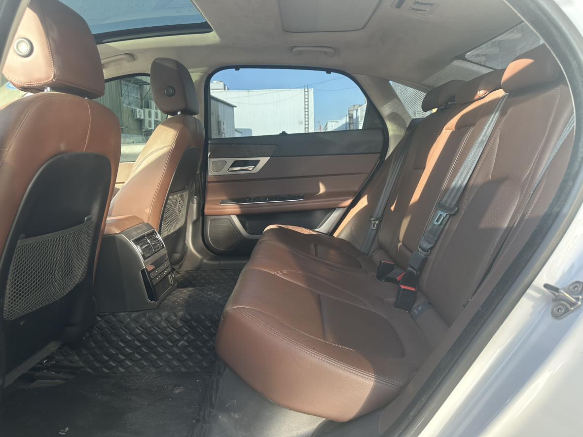 Jaguar XF 2017 thumb 7