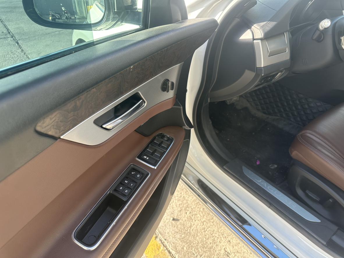 Jaguar XF 2017 thumb 9