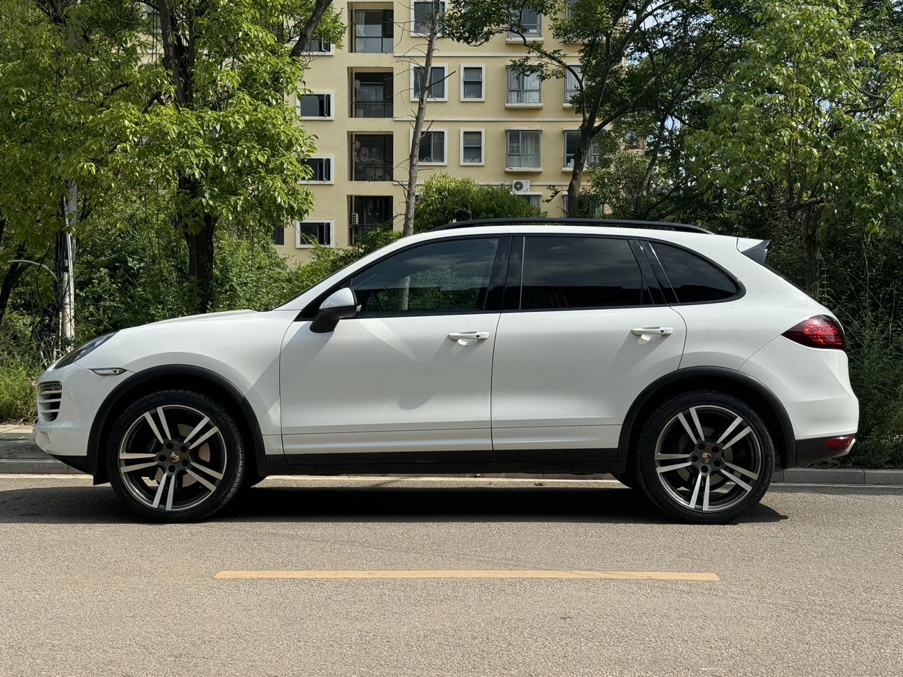 Porsche Cayenne 2012 thumb 2