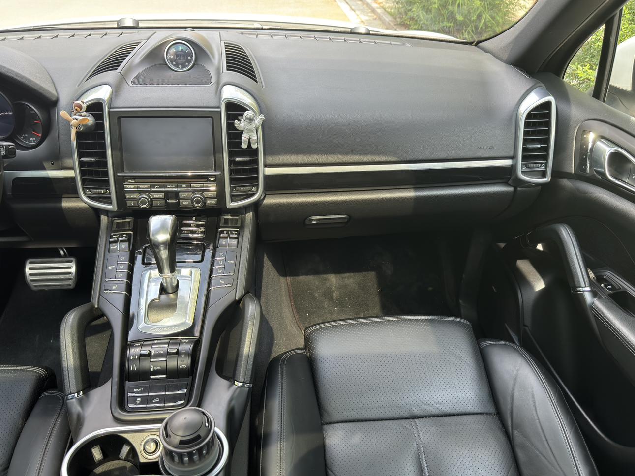 Porsche Cayenne 2012 thumb 6