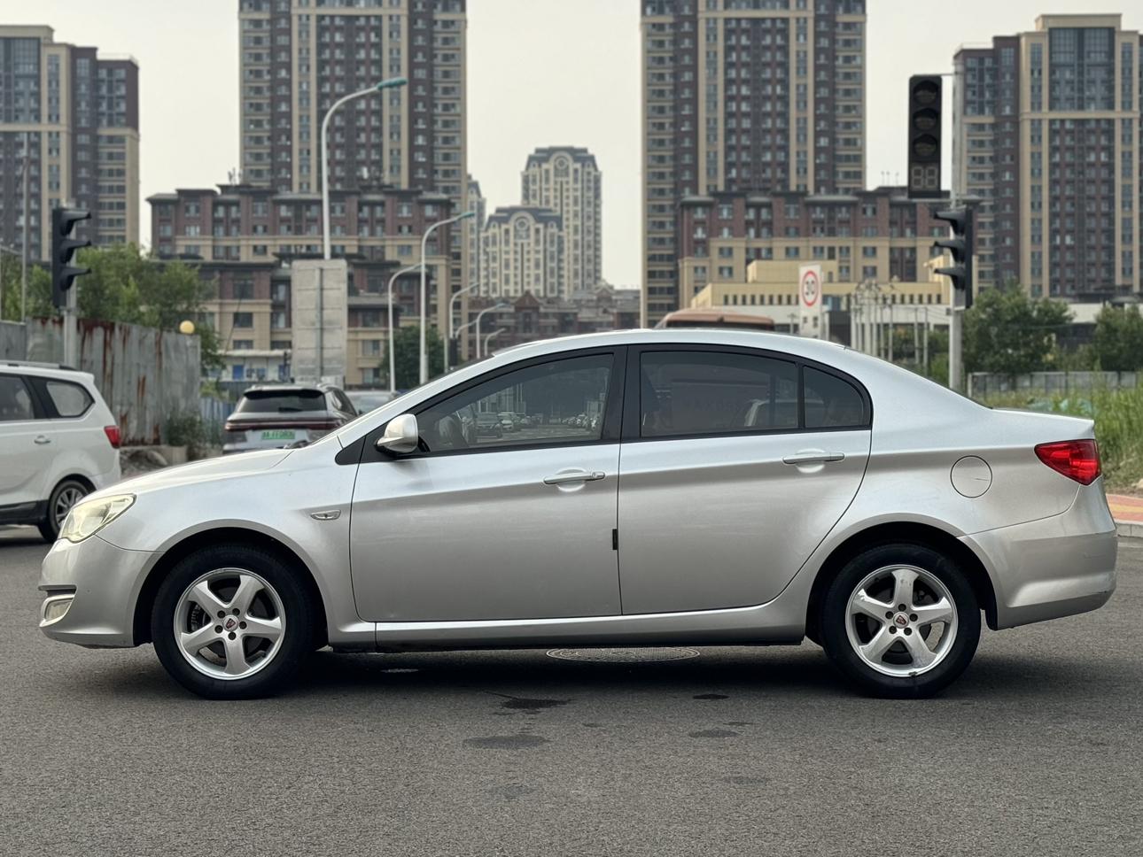 Roewe 350 2012 thumb 10