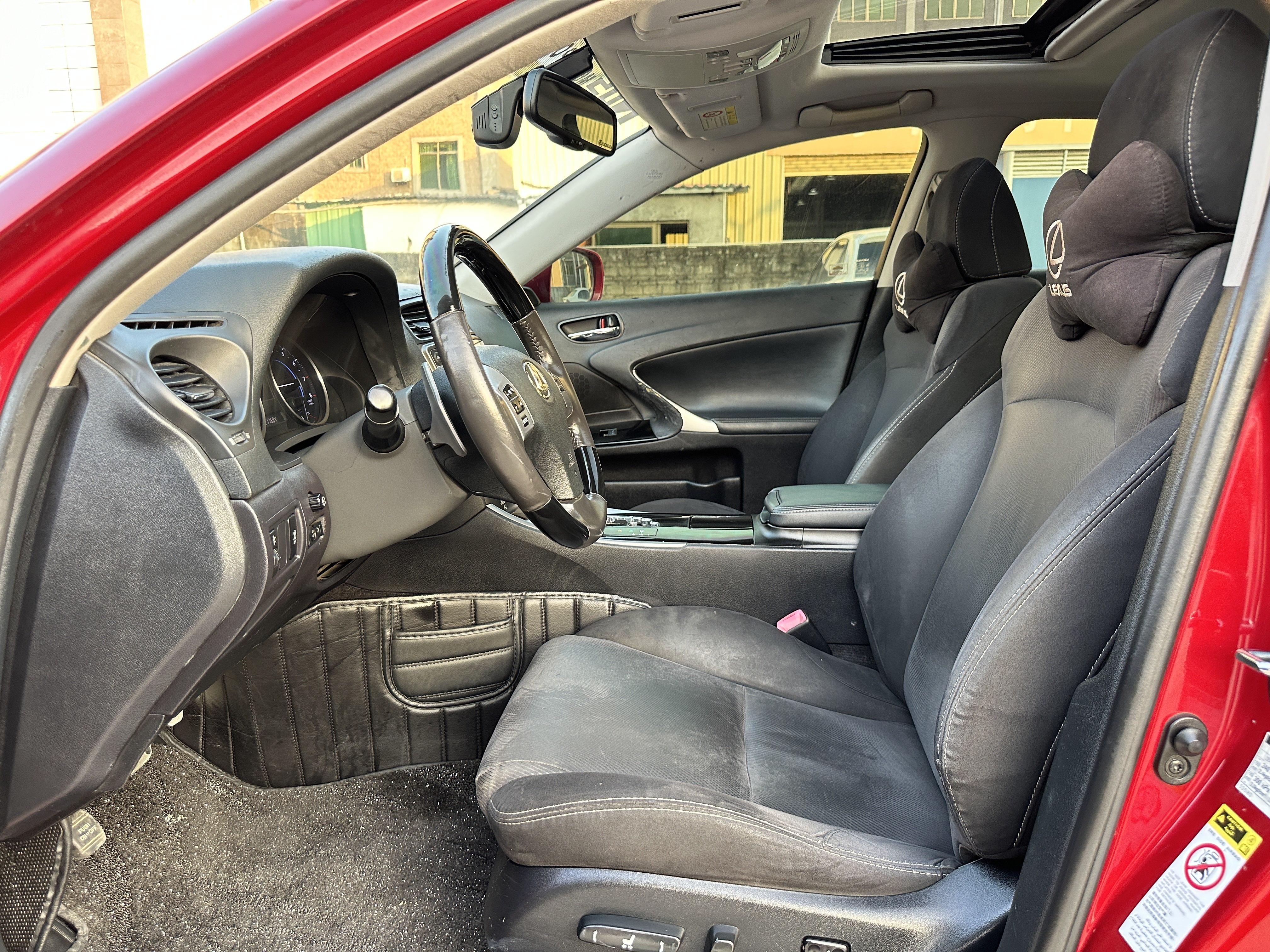 Lexus IS 2012 thumb 6