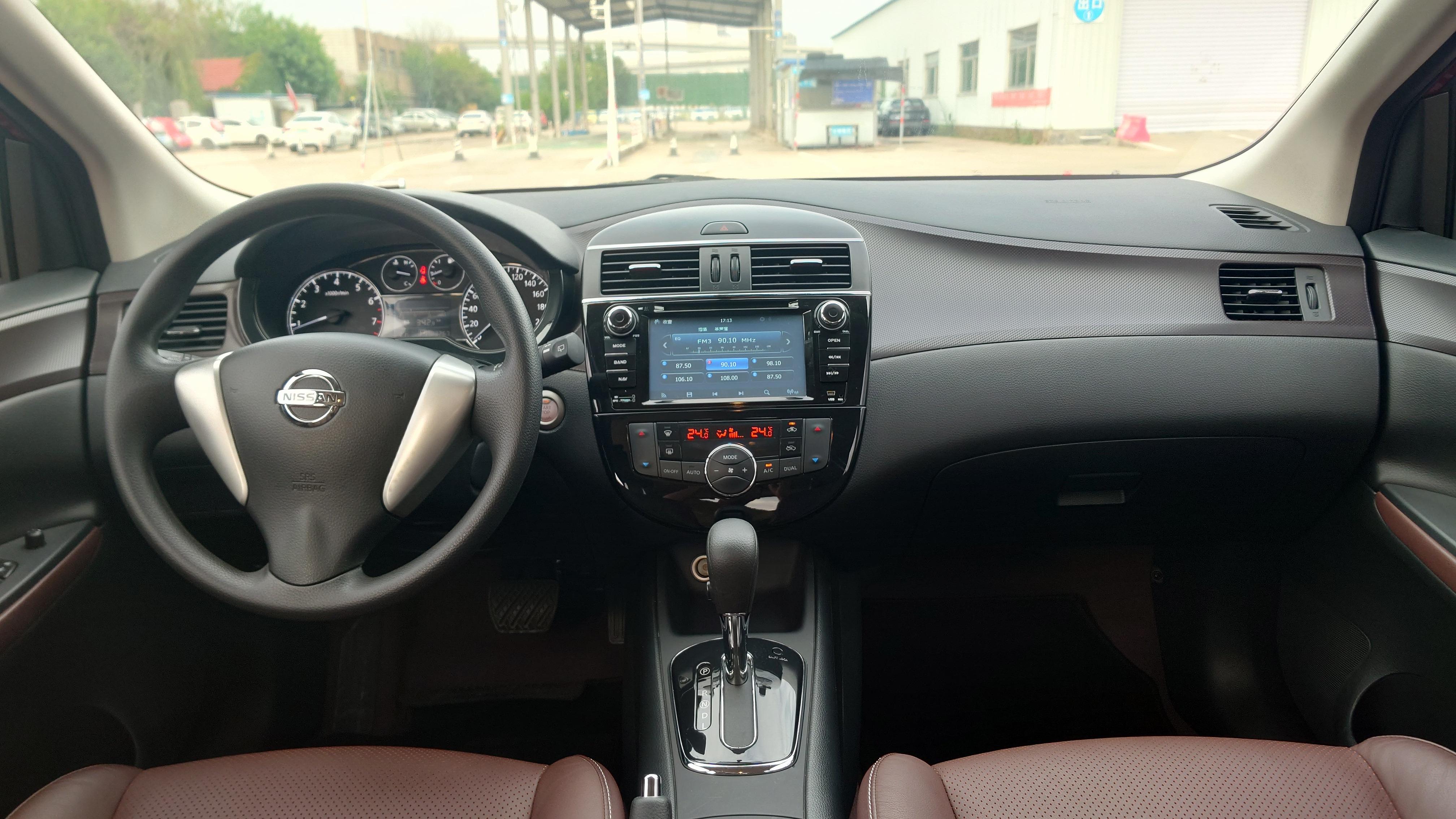 Nissan Tiida 2015 thumb 9