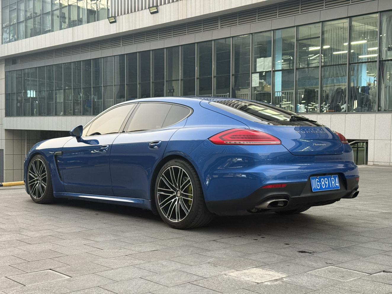 Porsche Panamera 2016 thumb 3
