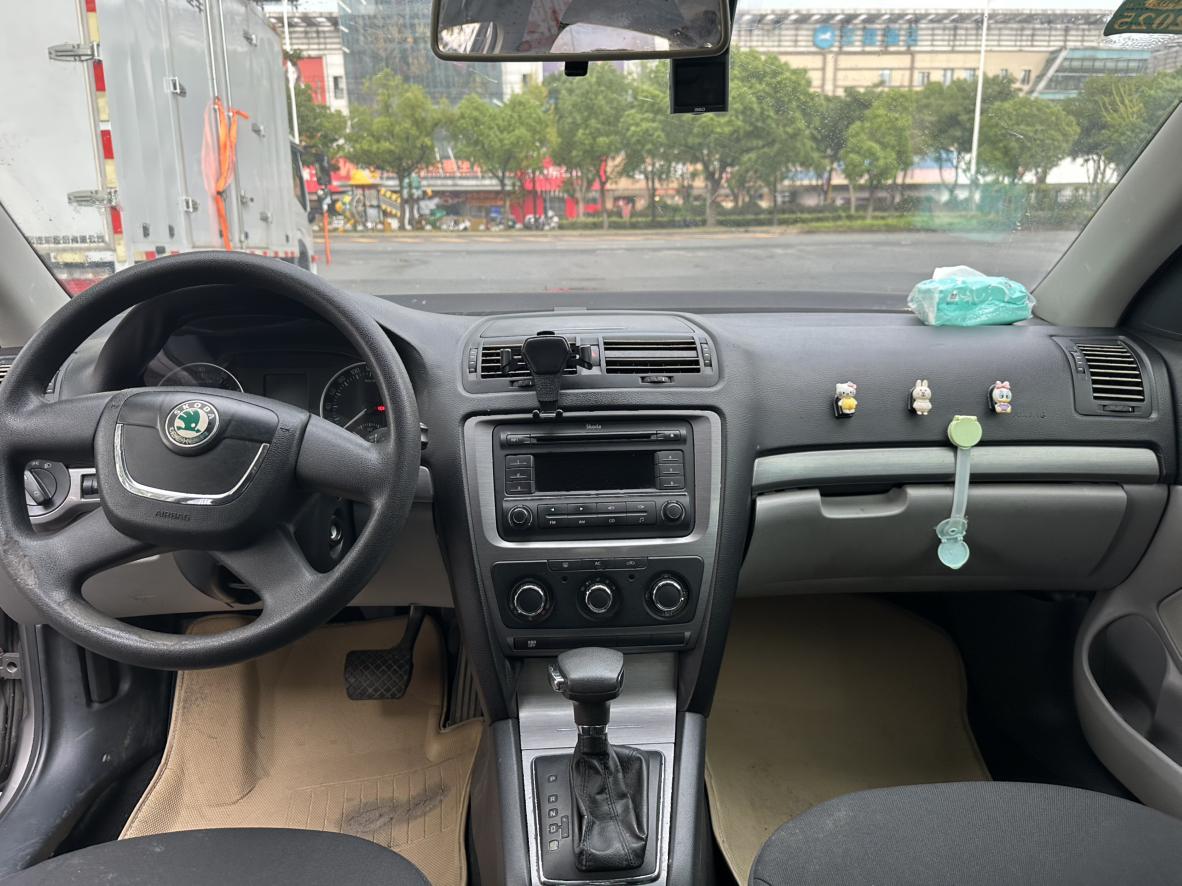 Skoda Octavia 2011 thumb 5
