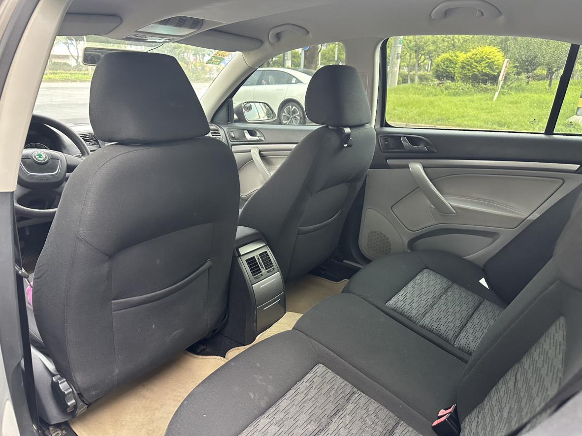 Skoda Octavia 2011 thumb 8