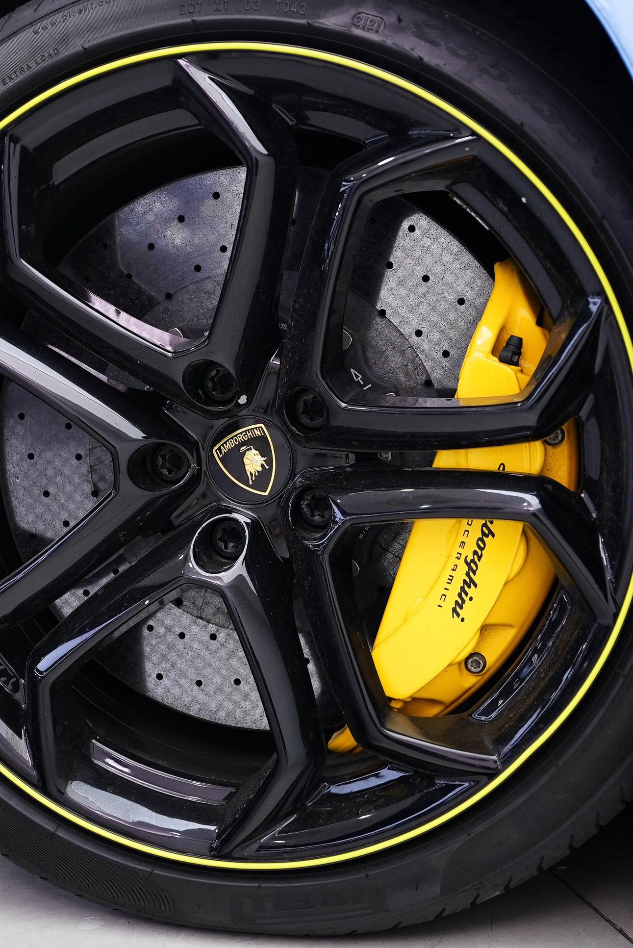 Lamborghini Aventador 2016 thumb 12