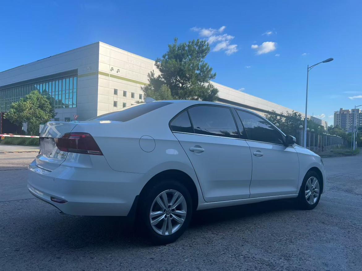 Volkswagen Santana 2017 thumb 3