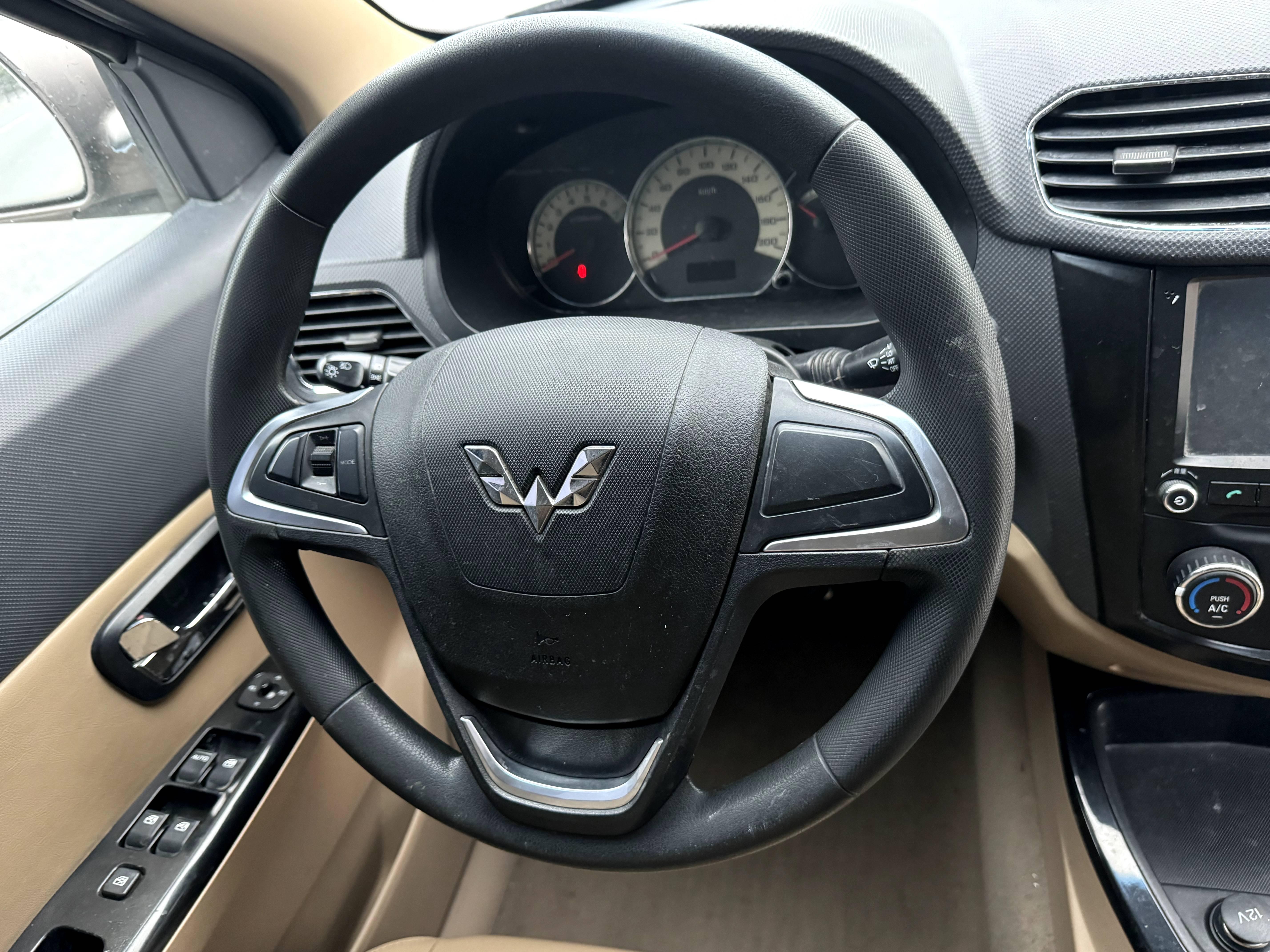 Wuling Hong Guang 2015 thumb 9