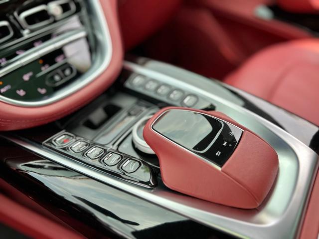 Aston Martin DBX 2022 thumb 3