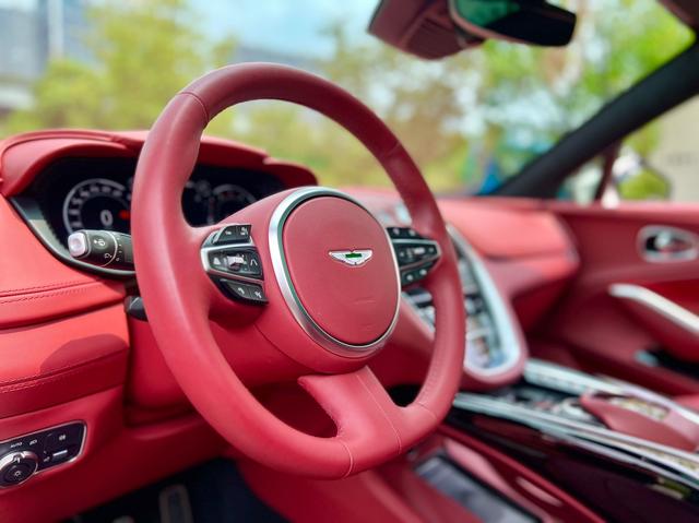 Aston Martin DBX 2022 thumb 4