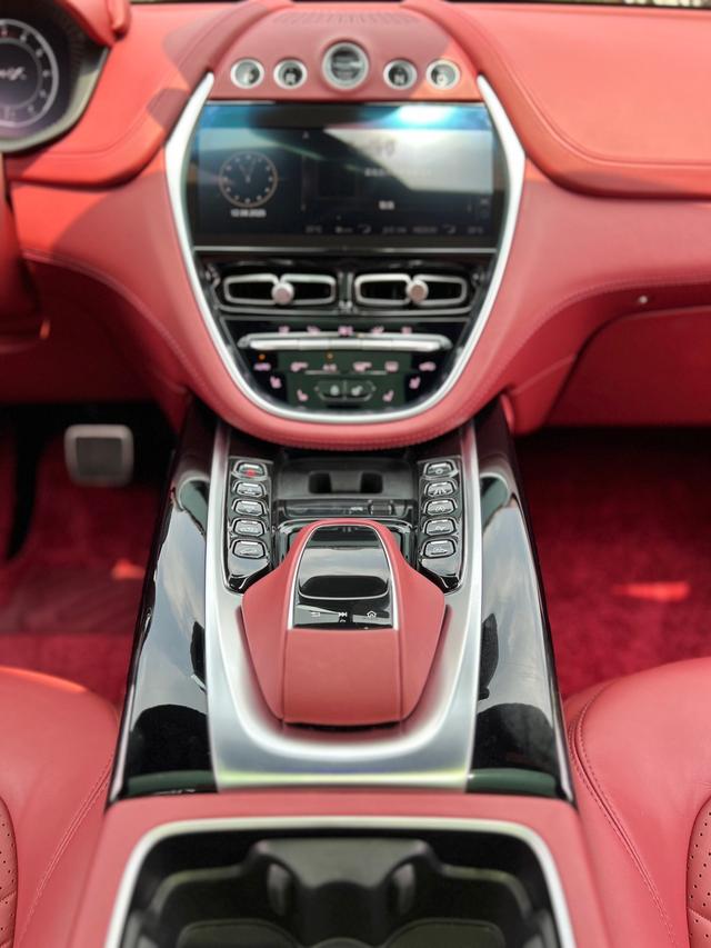 Aston Martin DBX 2022 thumb 6
