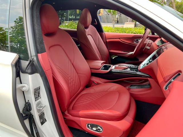 Aston Martin DBX 2022 thumb 9