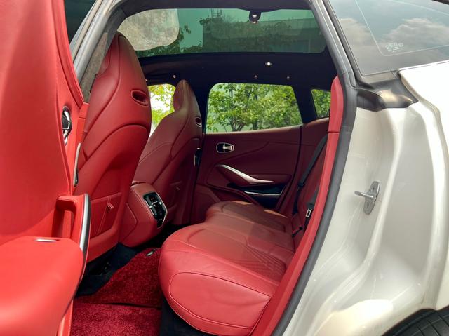 Aston Martin DBX 2022 thumb 10