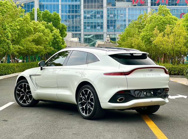 Aston Martin DBX 2022 thumb 11