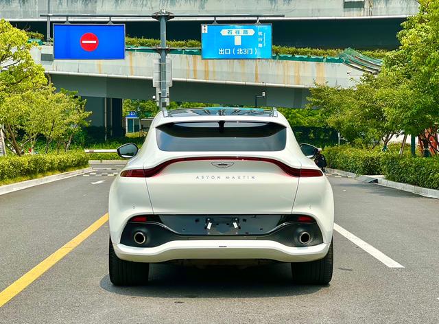 Aston Martin DBX 2022 thumb 12