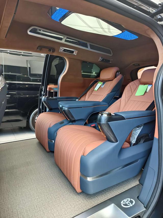 Toyota Granvia 2024 thumb 3