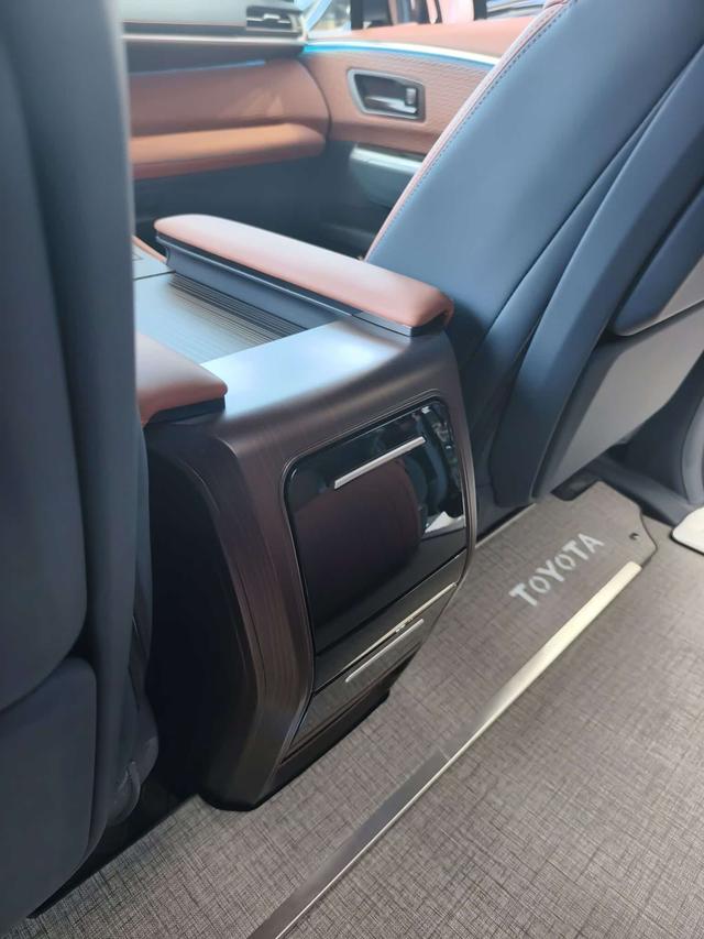 Toyota Granvia 2024 thumb 5