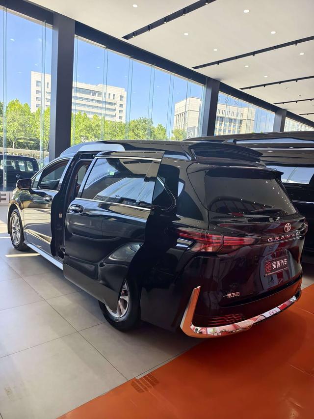 Toyota Granvia 2024 thumb 8