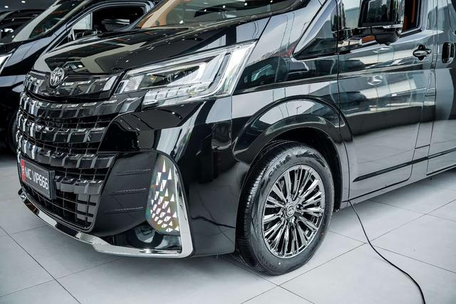 Toyota HiAce 2025 thumb 2