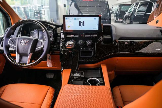 Toyota HiAce 2025 thumb 3