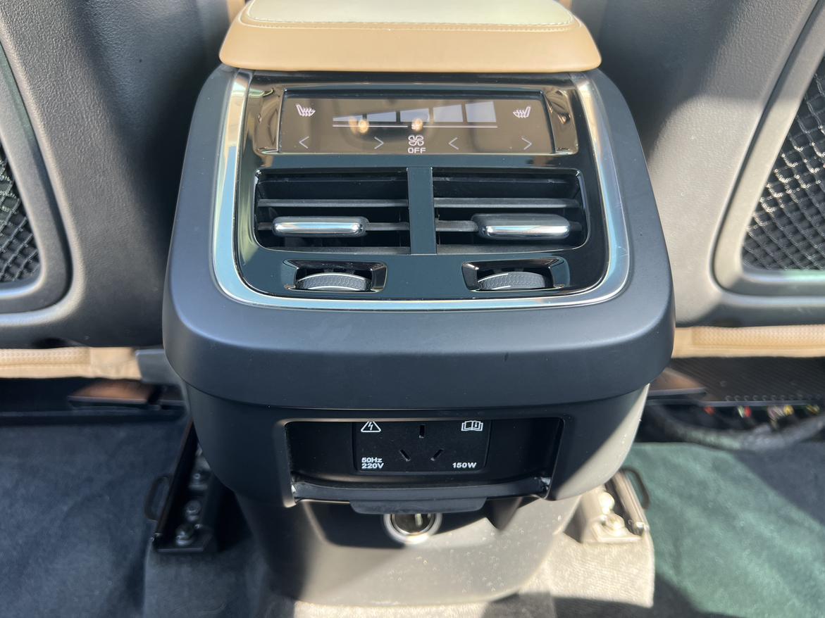 Volvo XC90 2016 thumb 10