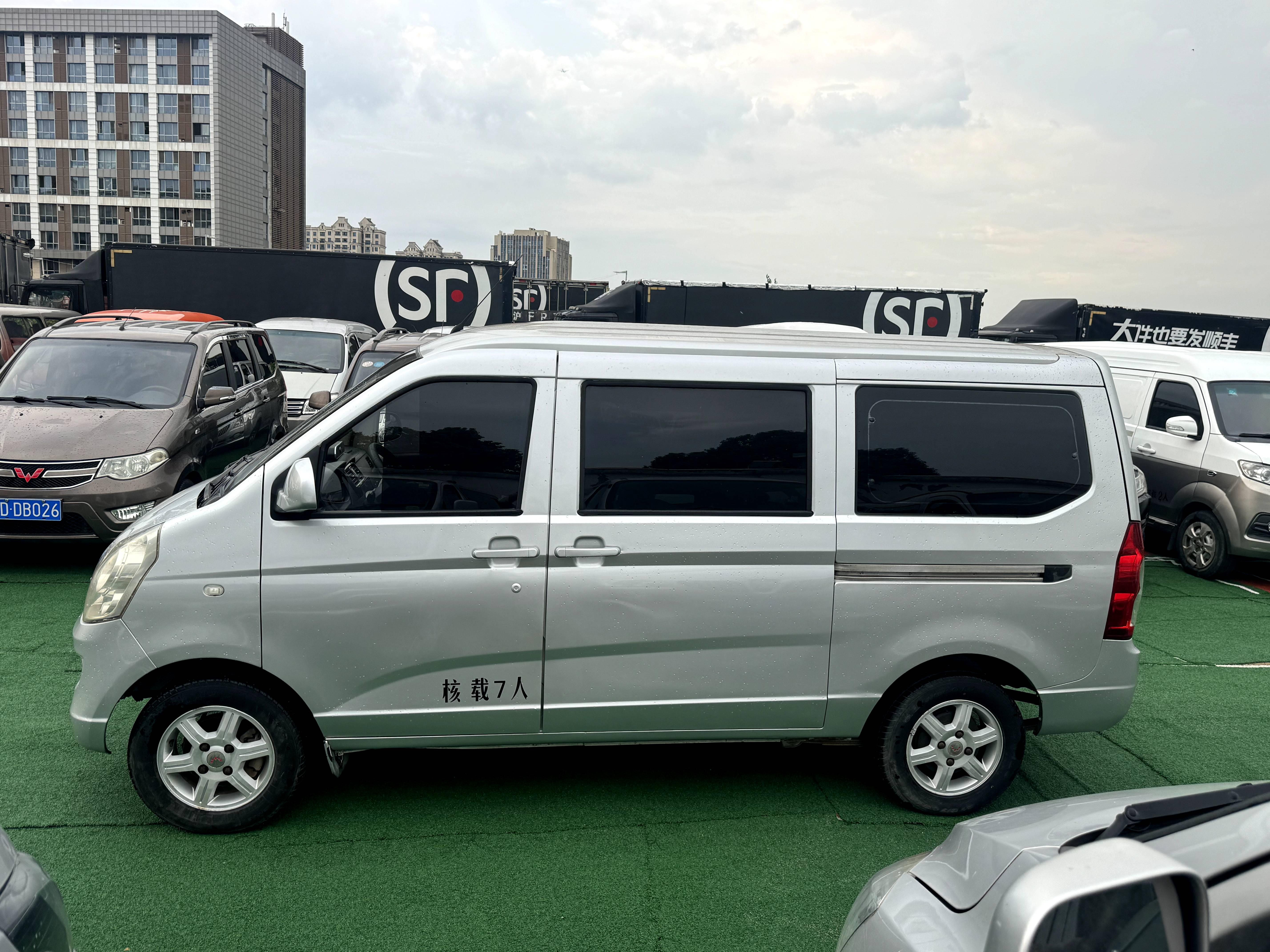 Wuling Rongguang 2014 thumb 2