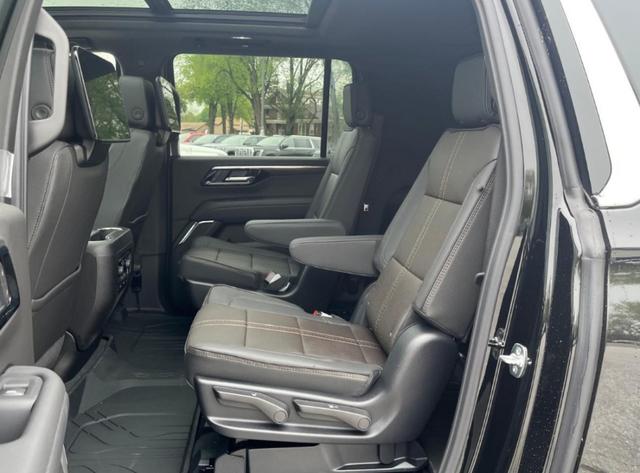 Chevrolet Suburban 2025 thumb 2
